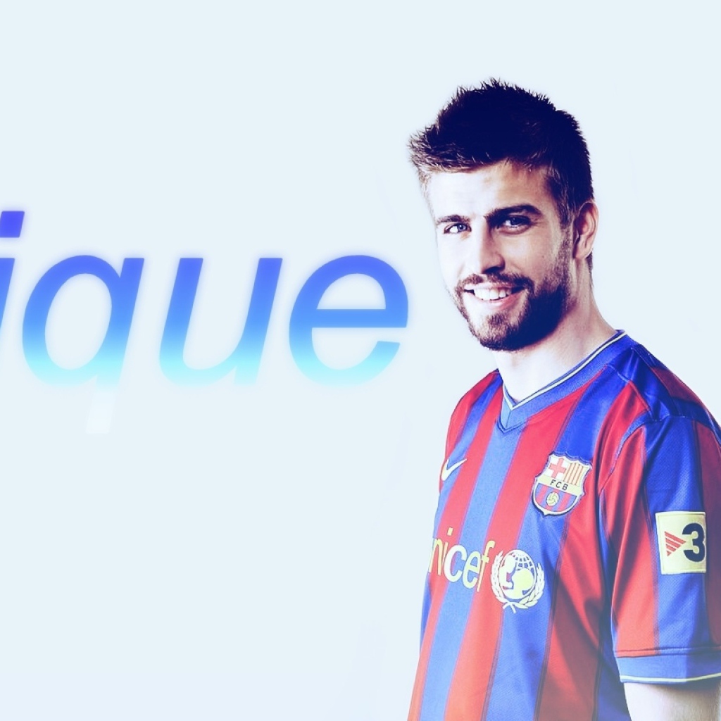 Игрок Барселоны Херард Пике на фотосессии