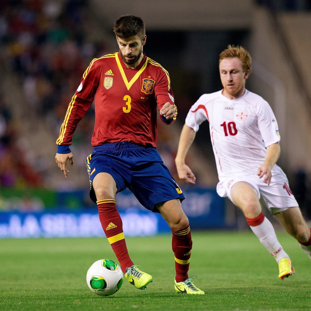 Игрок Барселоны Херард Пике забирает мяч