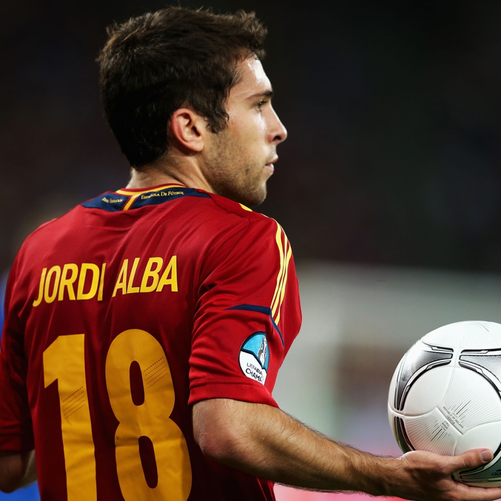  Игрок Барселоны Хорди Альба с мячом
