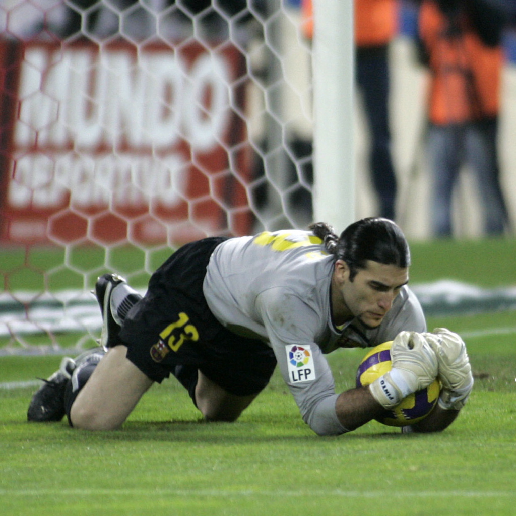 Игрок Барселоны Хосе Пинто является ловит мяч