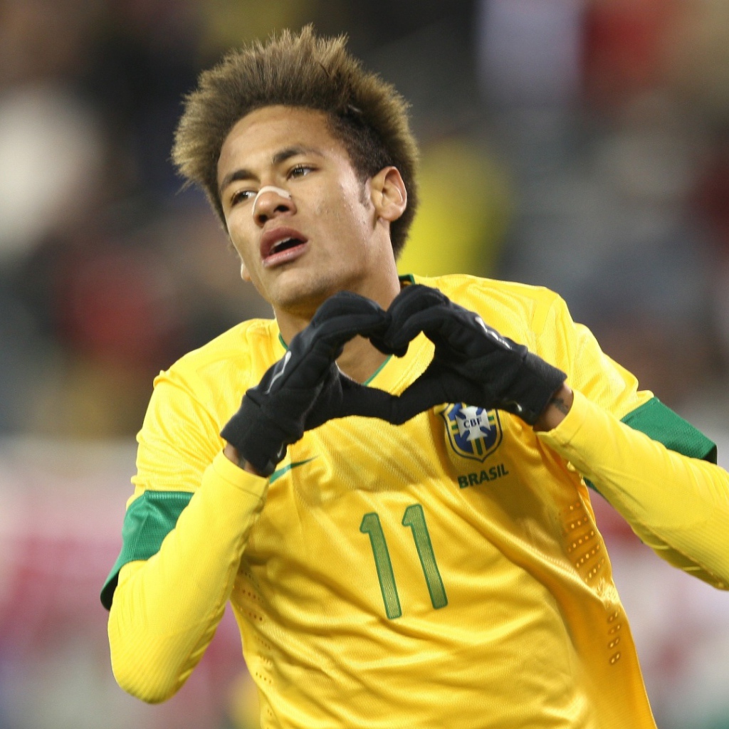 Игрок Барселоны Неймар показывает любовь