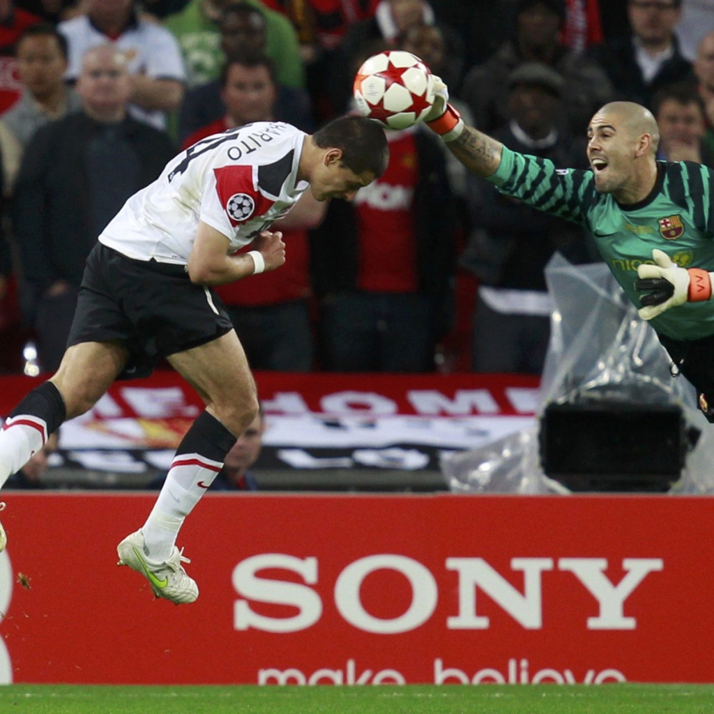 Игрок Барселоны Виктор Вальдес ловит мяч