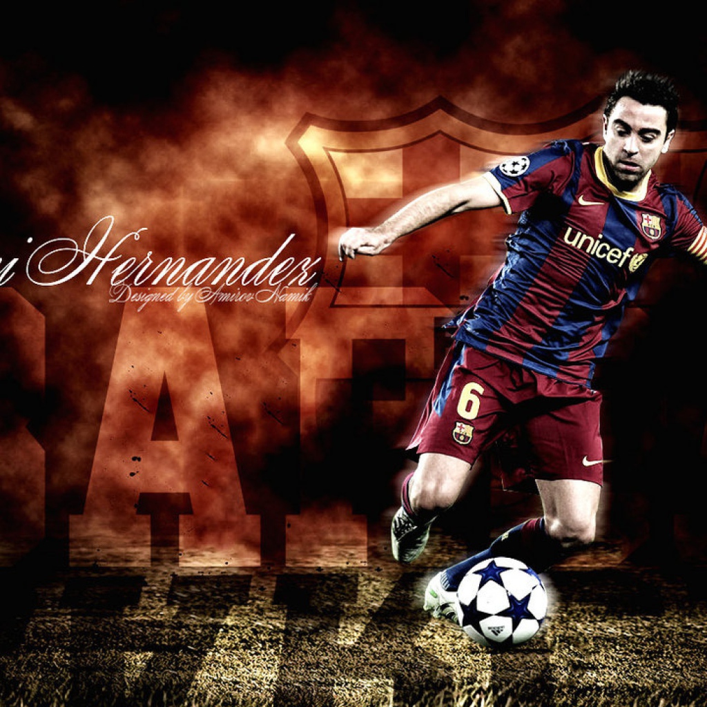 Игрок Барселоны Хави Эрнандес бьет мяч