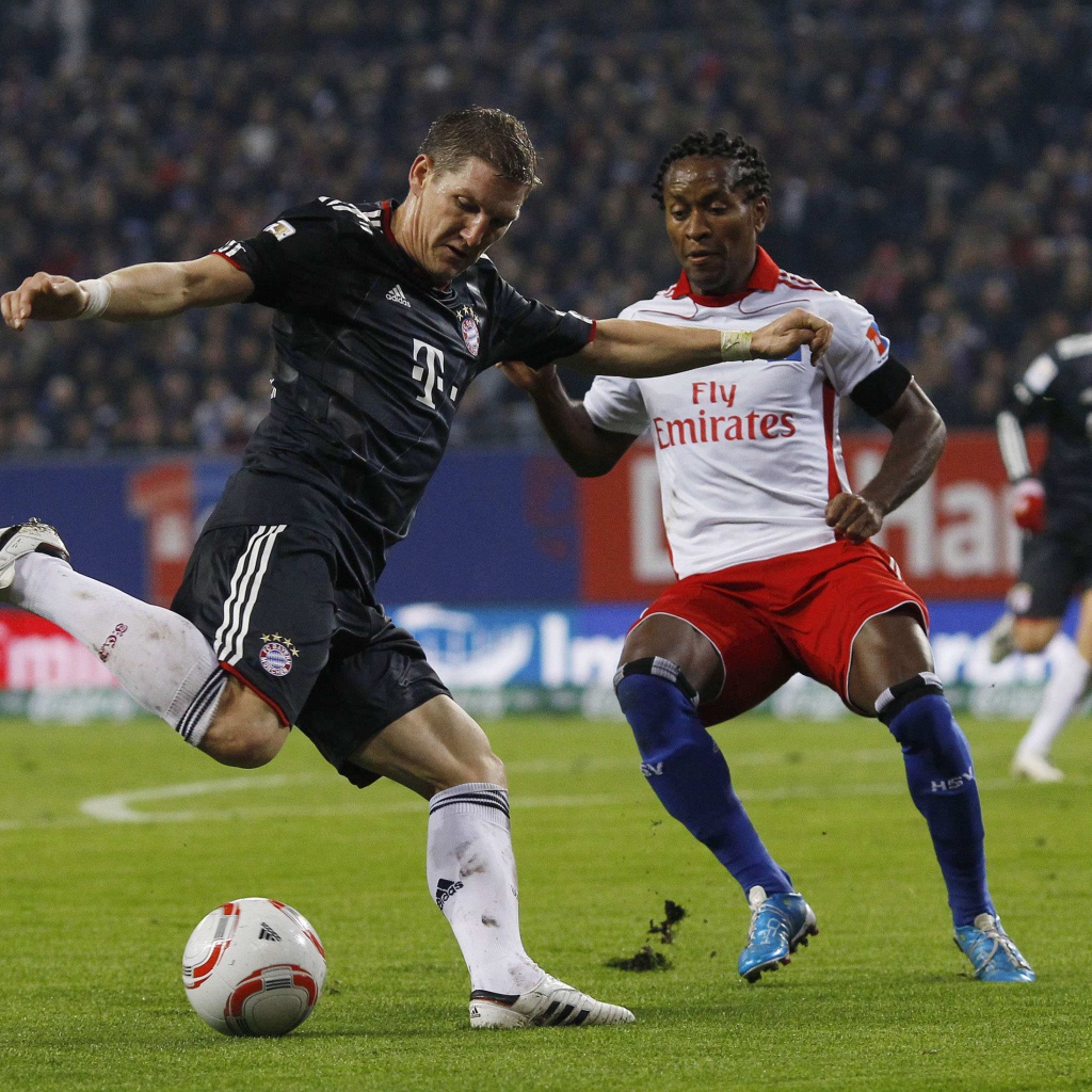 Игрок из Бавария Бастиан Швайнштайгер превосходной удар