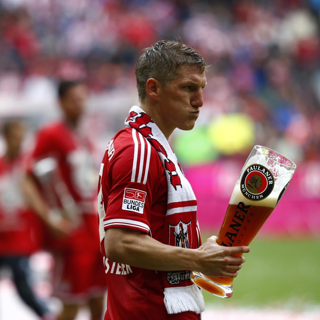 Игрок Баварии Бастиан Швайнштайгер с пивом