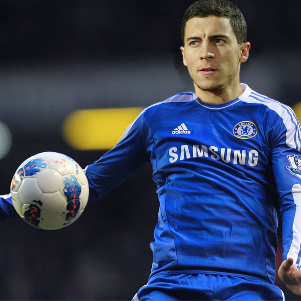 Игрок Челси Эден Азар с мячом