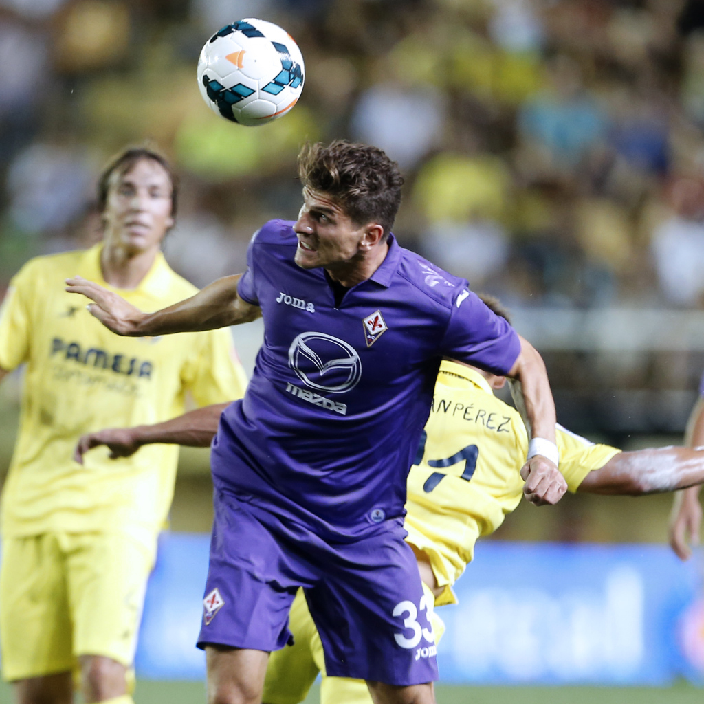 Игрок из Фиорентина Марио Гомес бьет мяч