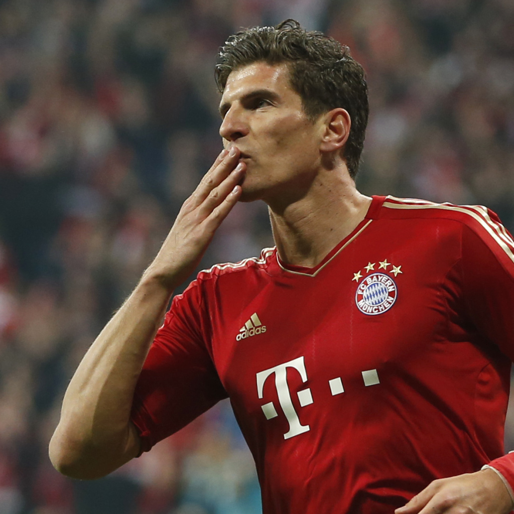 Игрок из Фиорентина Марио Гомес отправки летающий поцелуй