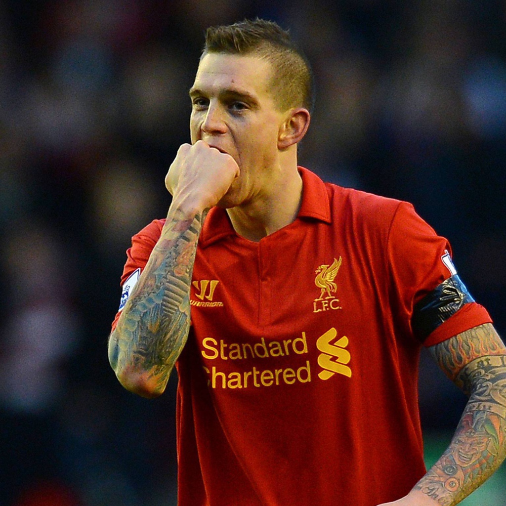 Игрок Ливерпуля Даниэль Аггер кусает свой кулак