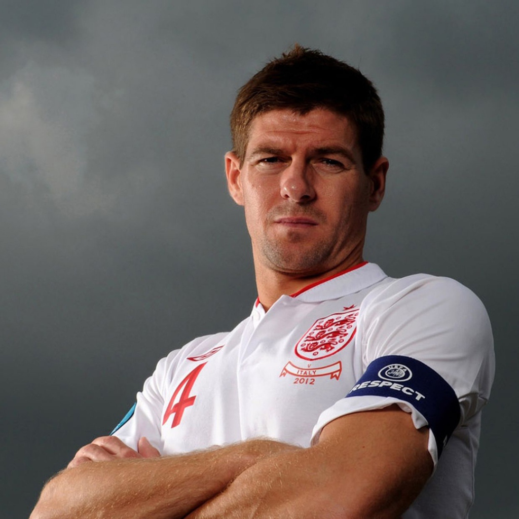 Игрок Ливерпуля Стивен Джеррард под небом