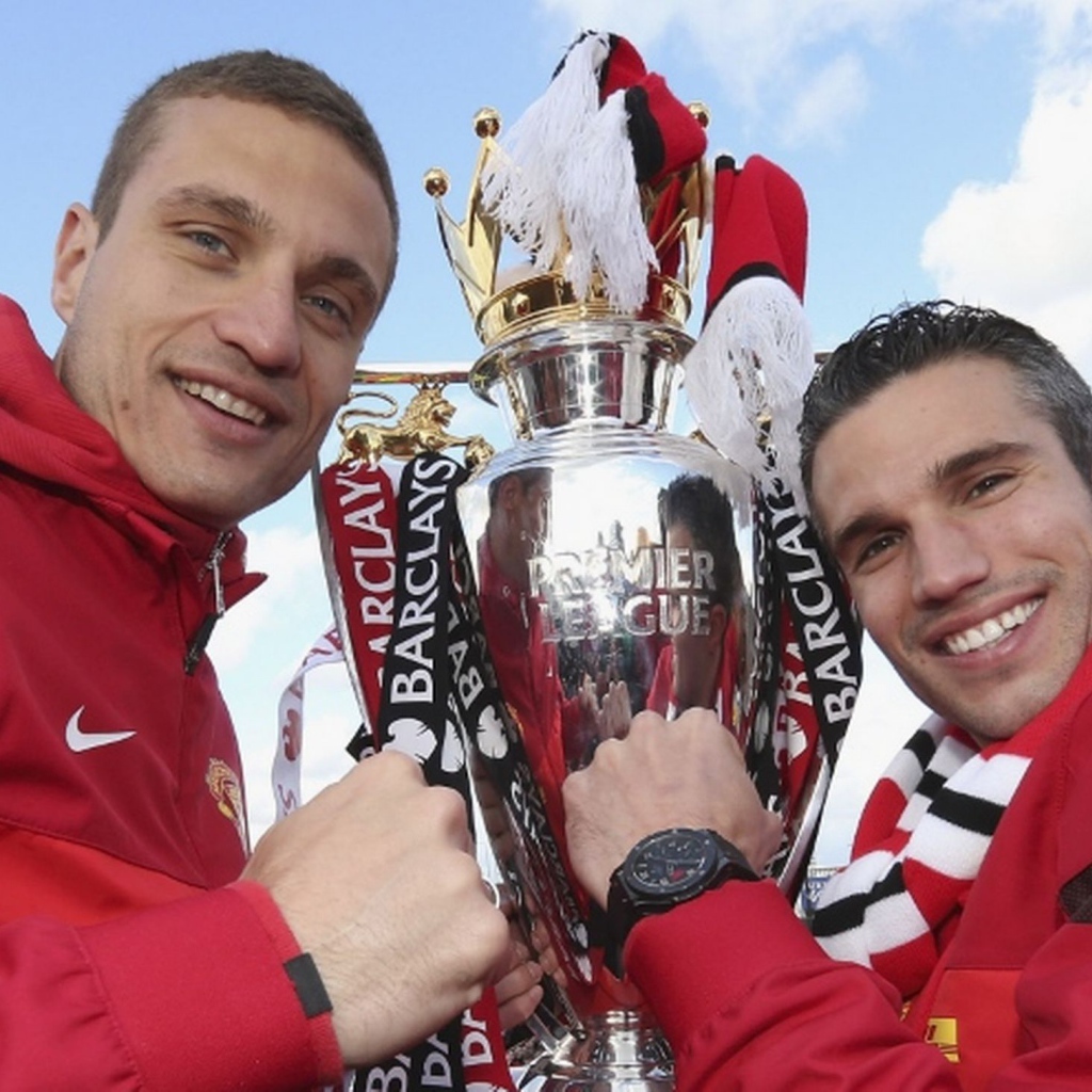 Игрок Манчестер Юнайтед Неманья Видич с трофеем