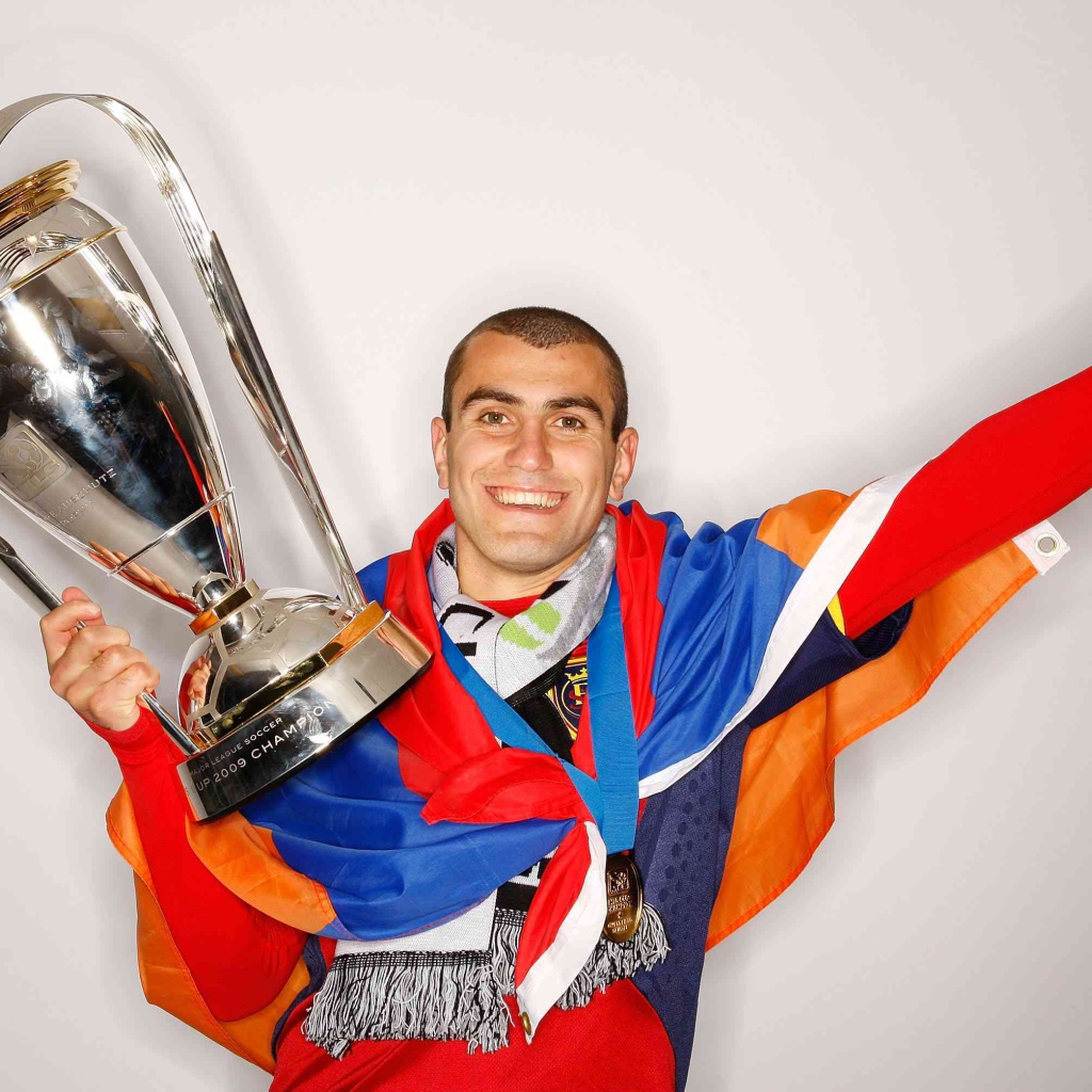 Игрок московского Спартака Юра Мовсисян со своим трофеем