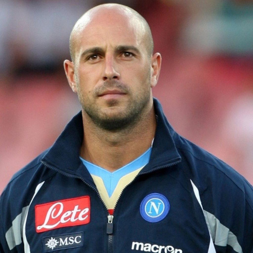 Игрок из Наполи Пепе Рейна перед игрой