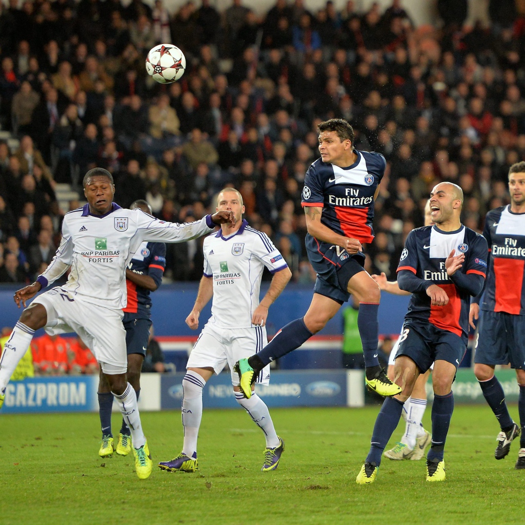 Игрок из ПСЖ Тиаго Силва борется за мяч