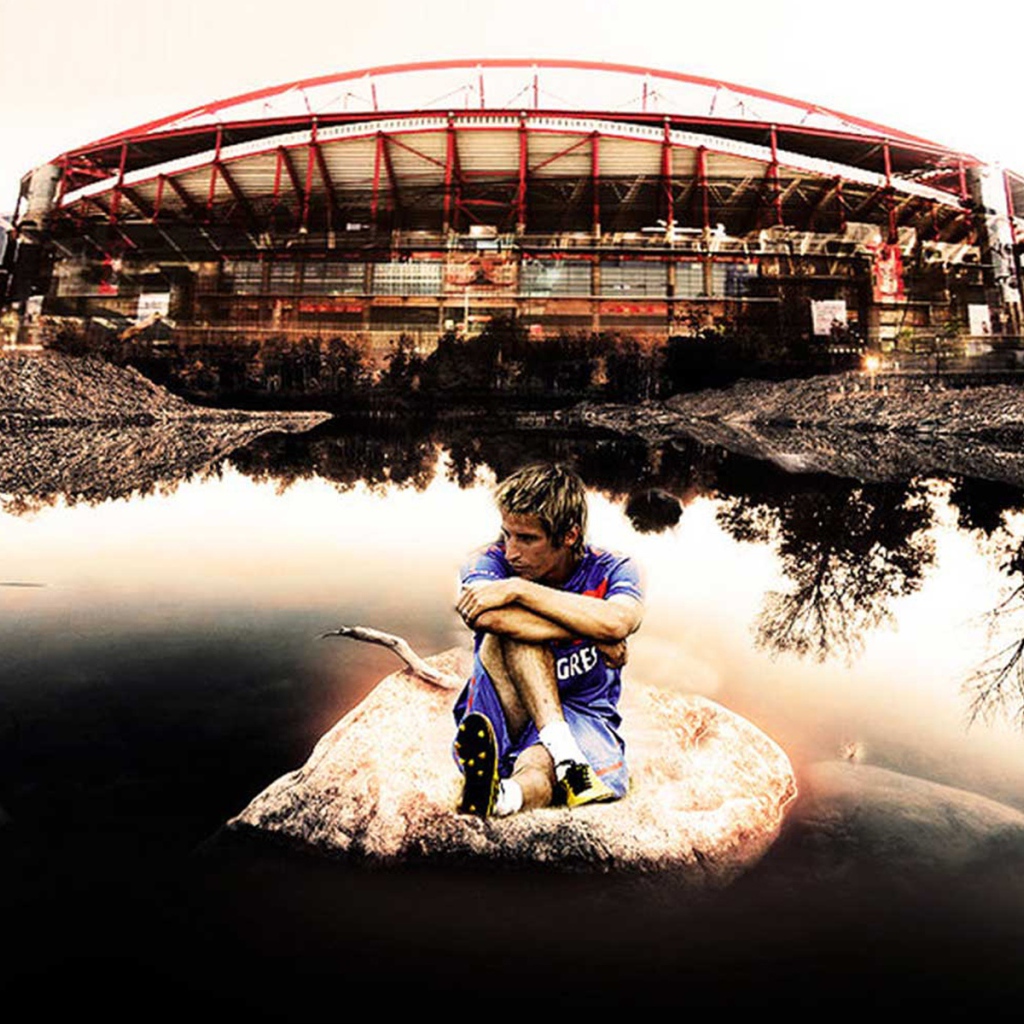  Игрок из Реал Мадрид Фабиу Коэнтрау сидит возле стадиона