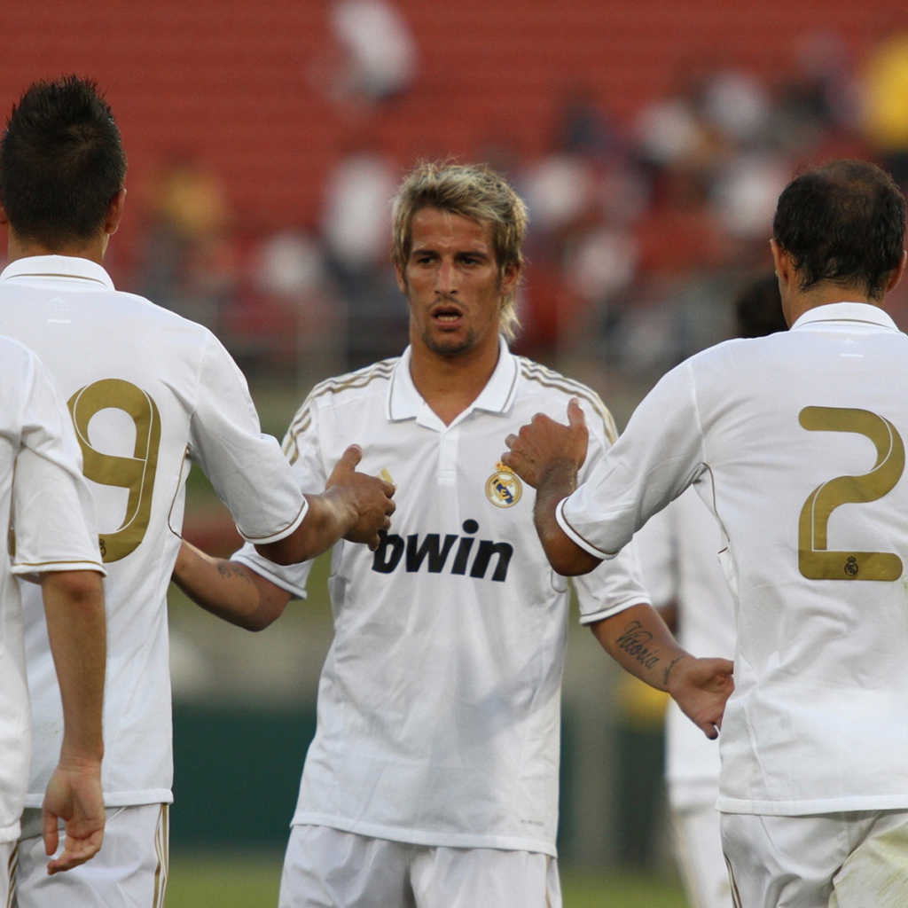  Игрок мадридского Реала Фабиу Коэнтрау в окружении своей команды