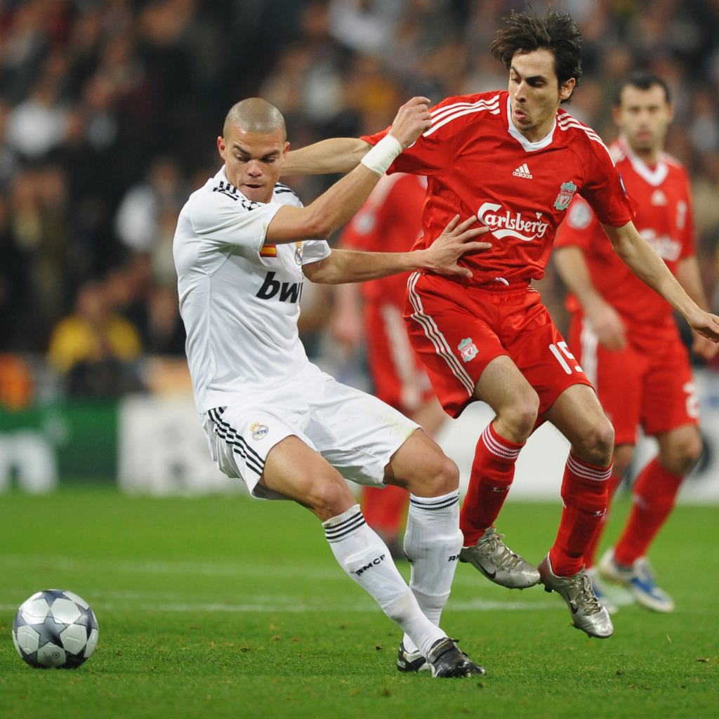 Игрок мадридского Реала Пепе защищает свои ворота