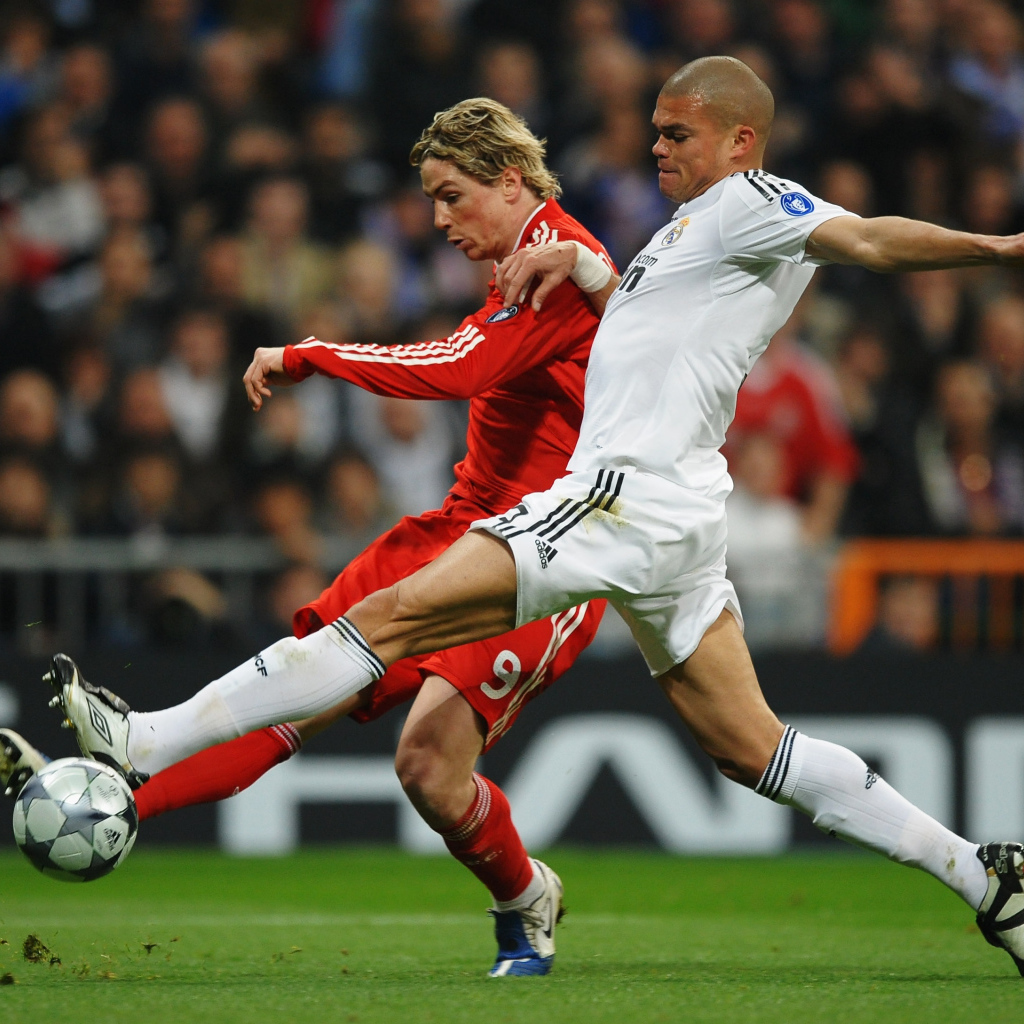 Игрок из Реал Мадрид Пепе пытается взять мяч