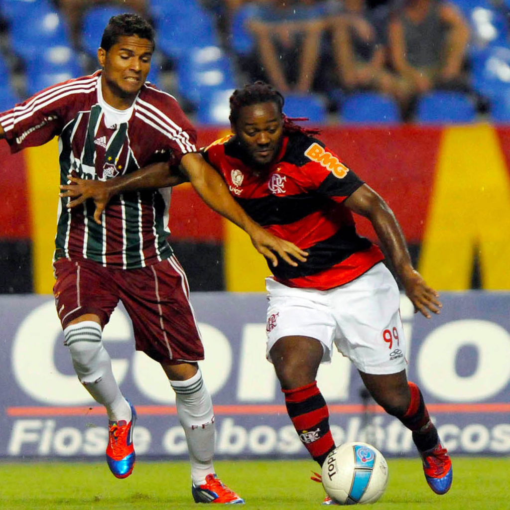  Игрок Шаньдун Лунэн Вагнера в борьбе за мяч