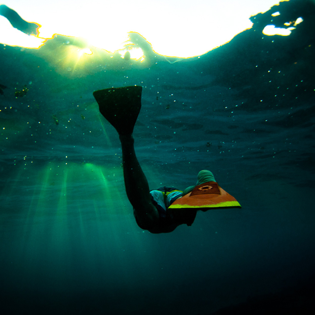 Подводная фотография пловца в ластах