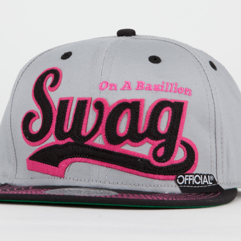 Белая кепка swag