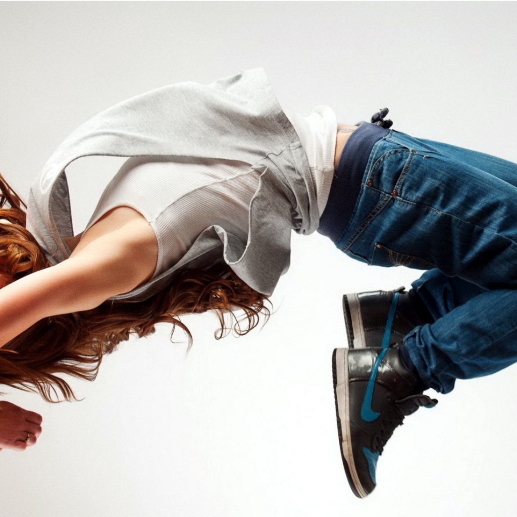 Девушка делает сальто