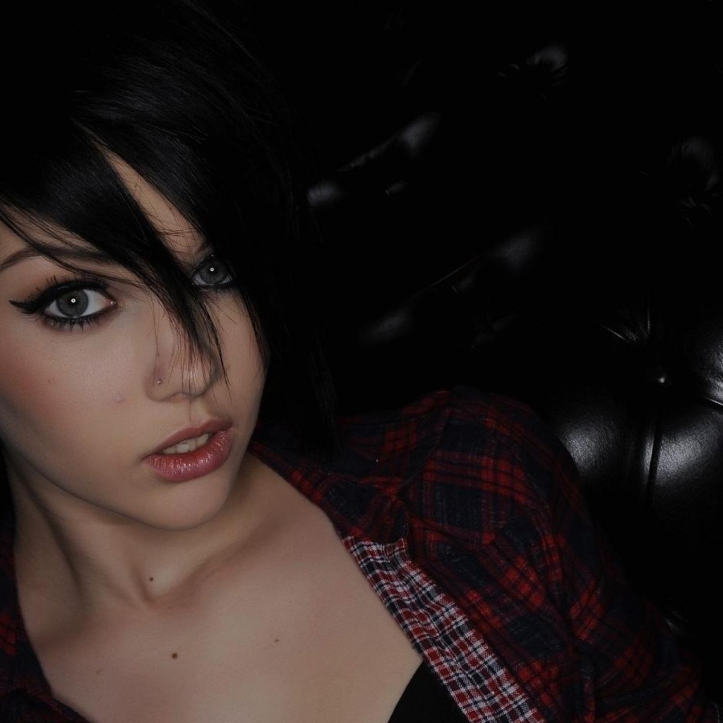 Молодая девушка брюнетка с пирсингом в носу