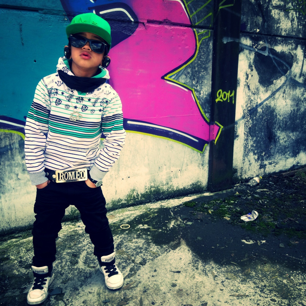 Мальчик в зелёной кепке и очках, swag