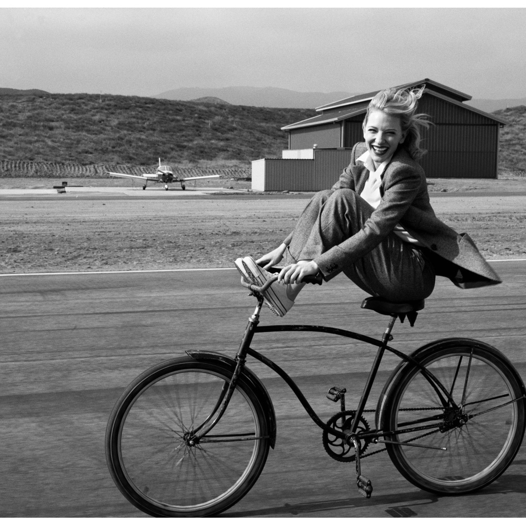 Фотография Кейт Бланшетт на велосипеде