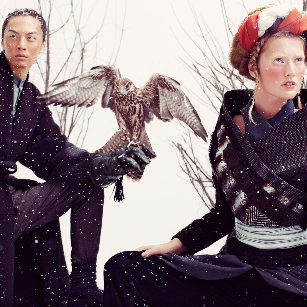 Фотография пары с соколом