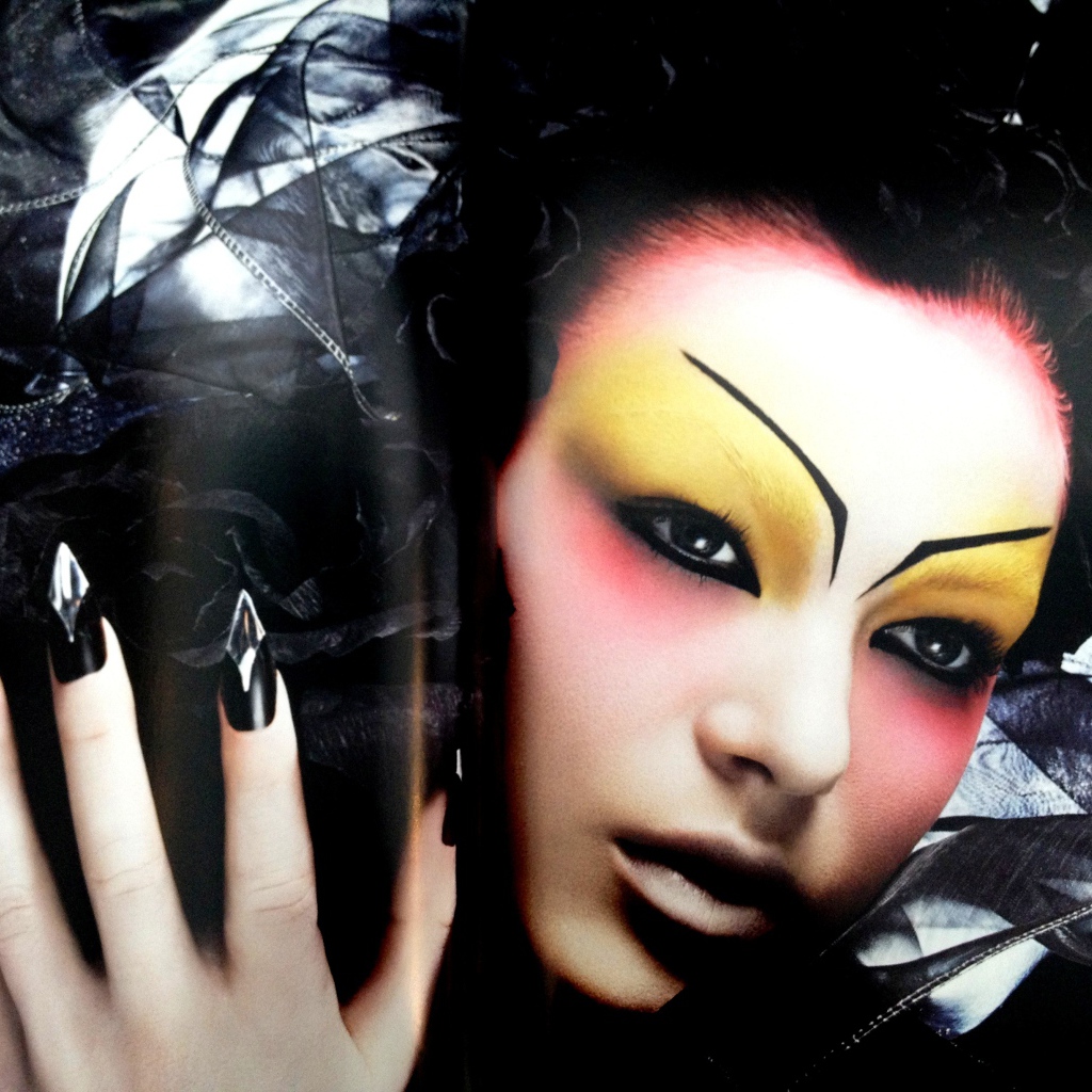 Фотография девушки из журнала