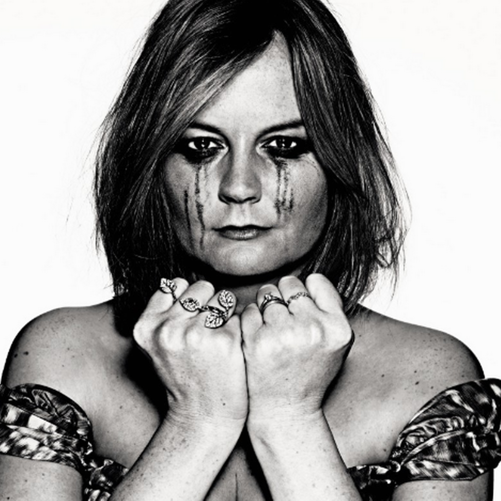 Фотография девушки в слезах