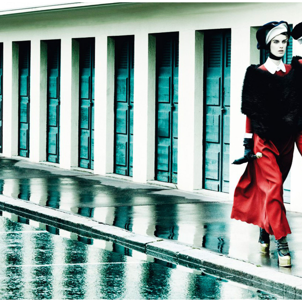 Фотография девушек идущих по улице