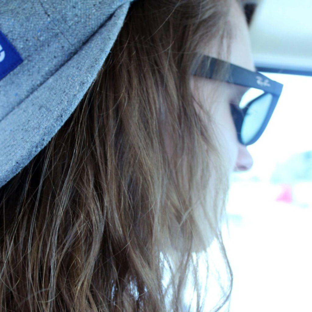 Девушка в кепке supreme