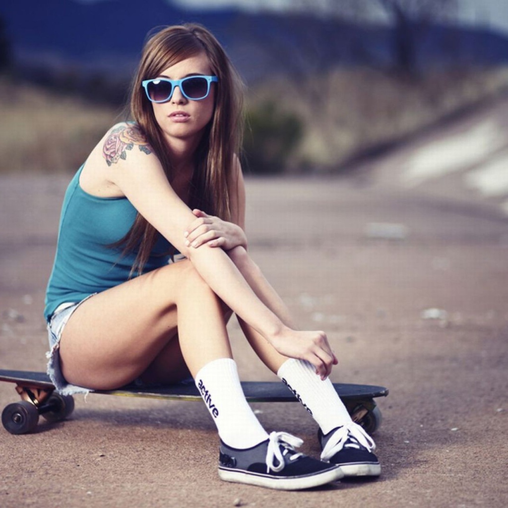 Девушка со скейтом и в очках