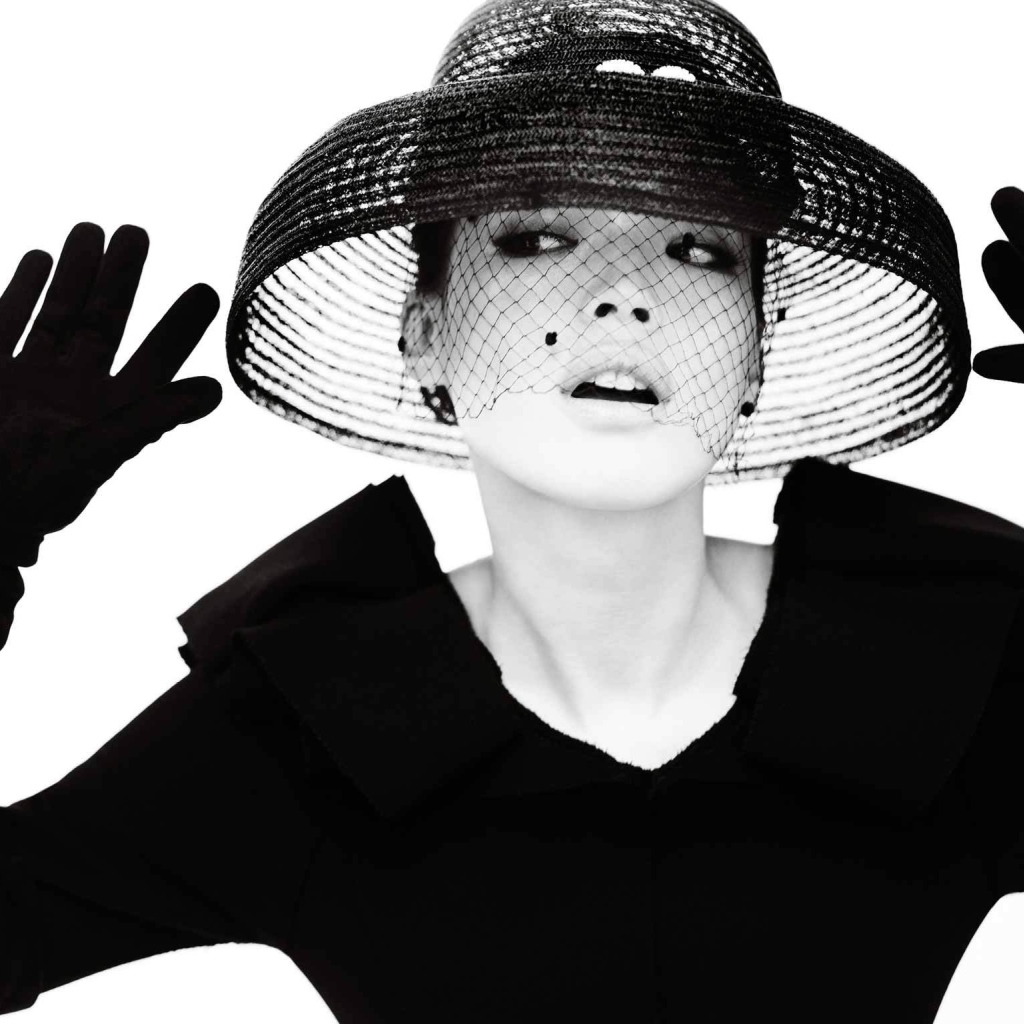 Женщина в шляпе, чёрно-белое фото