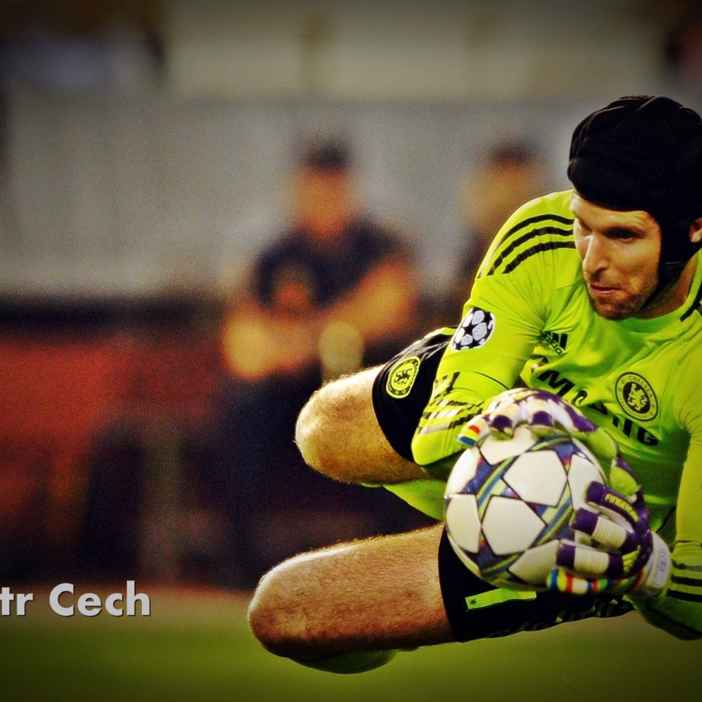Лучший футболист Челси Петр Чех взял мяч
