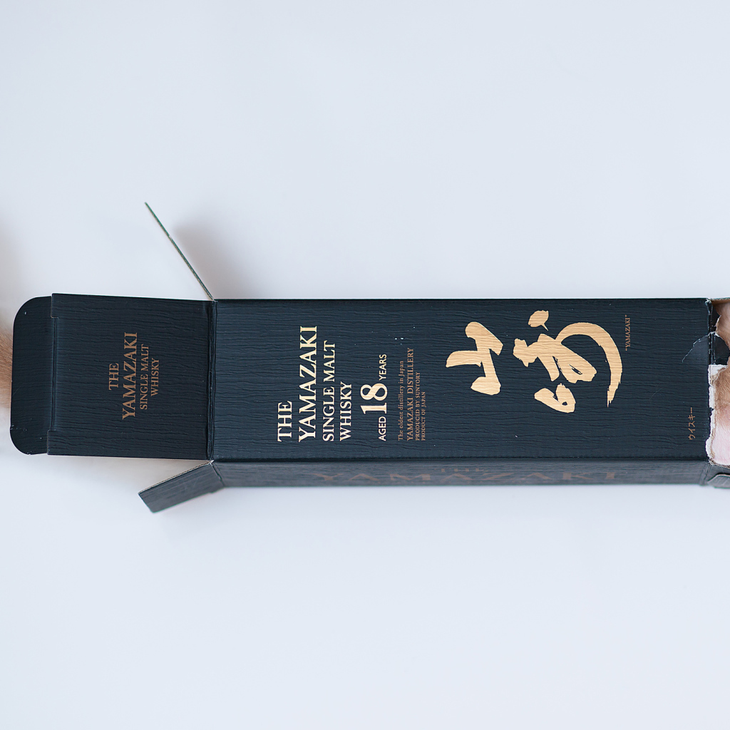 Котенок залез в коробку