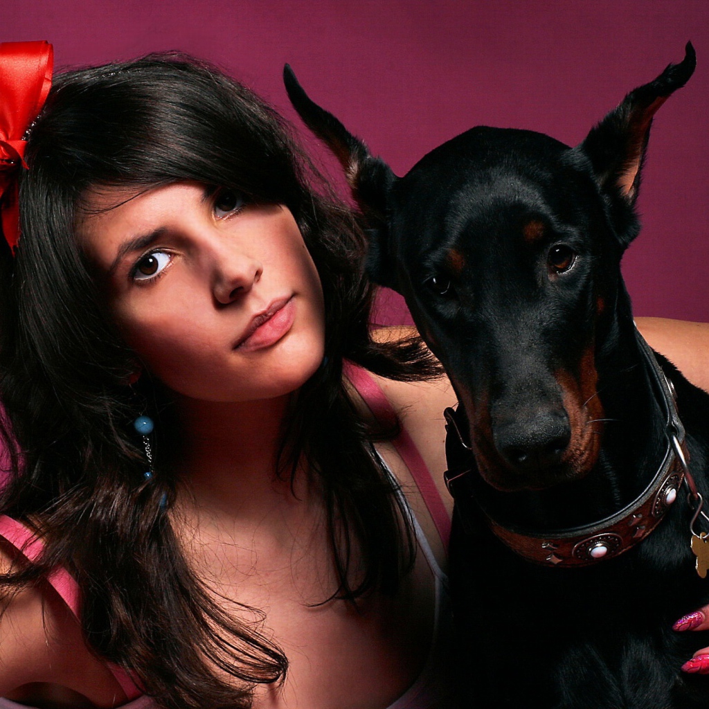 Девушка и доберман