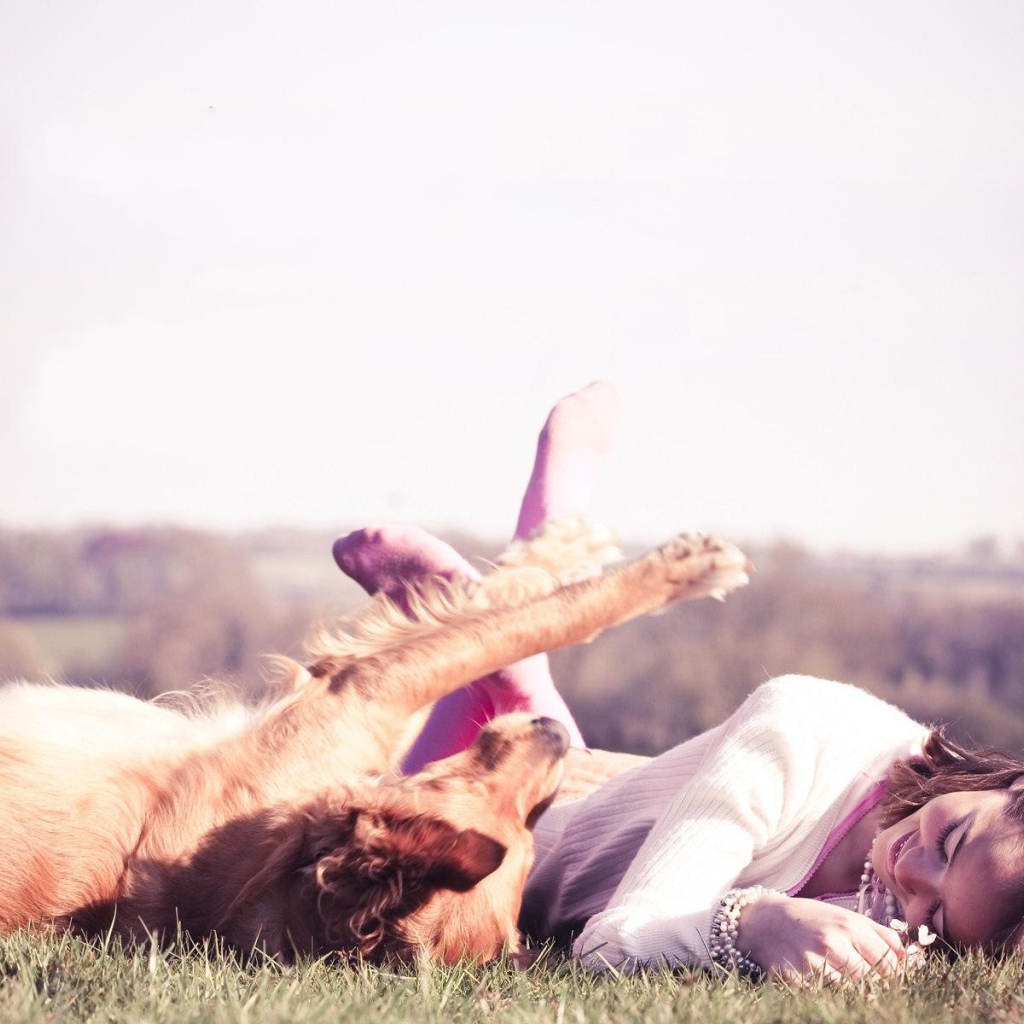 Девушка играет с собакой