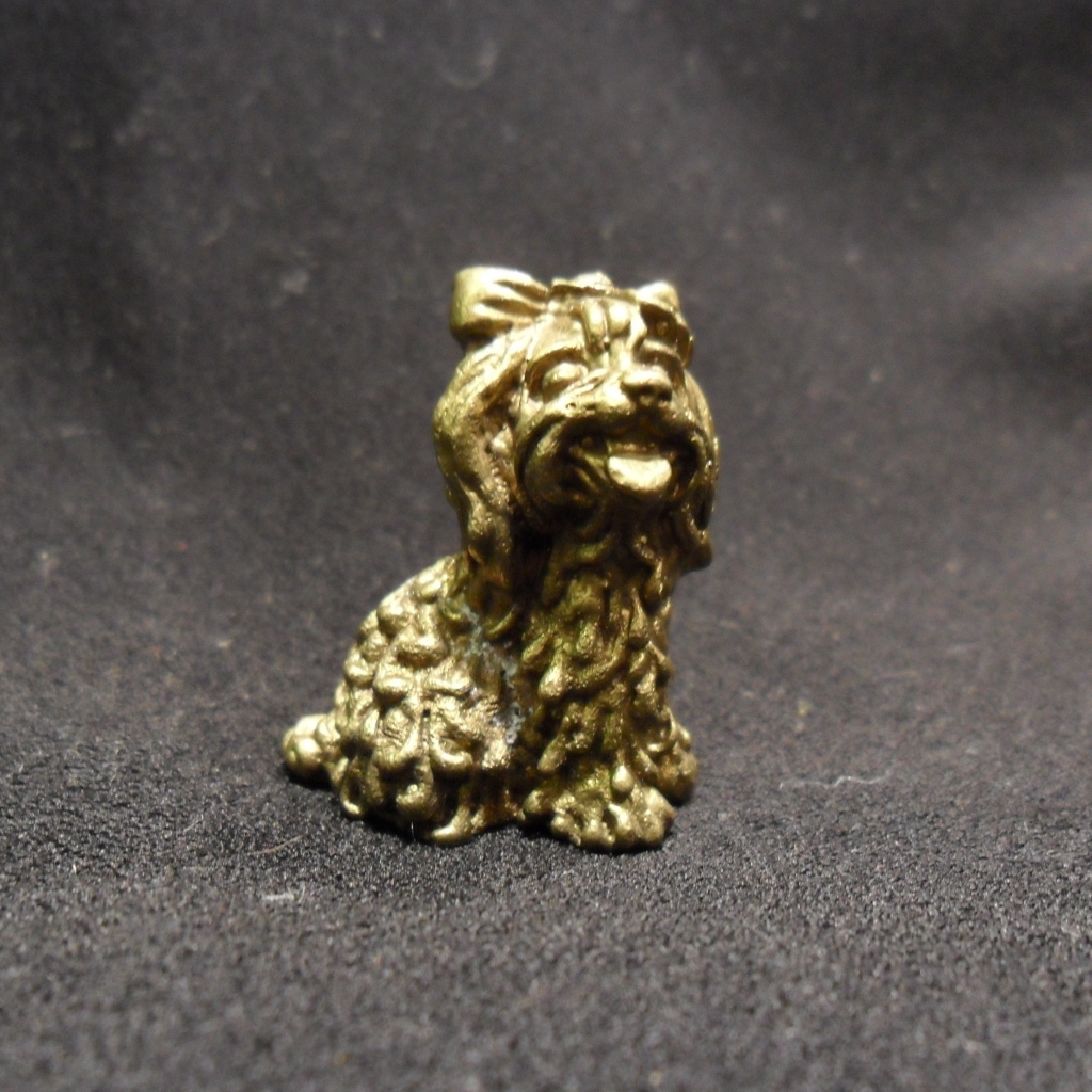 Золотая фигурка болонки