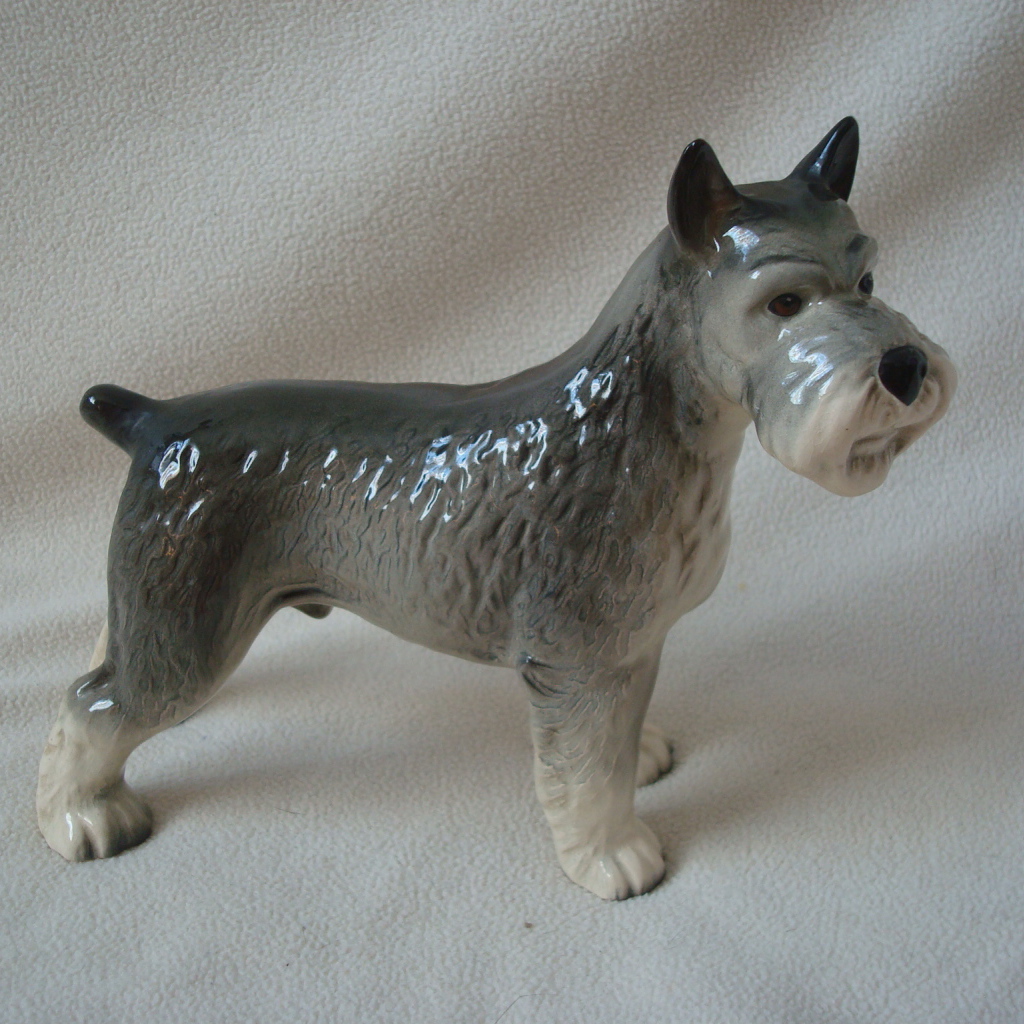 Фигурка собаки шнауцера