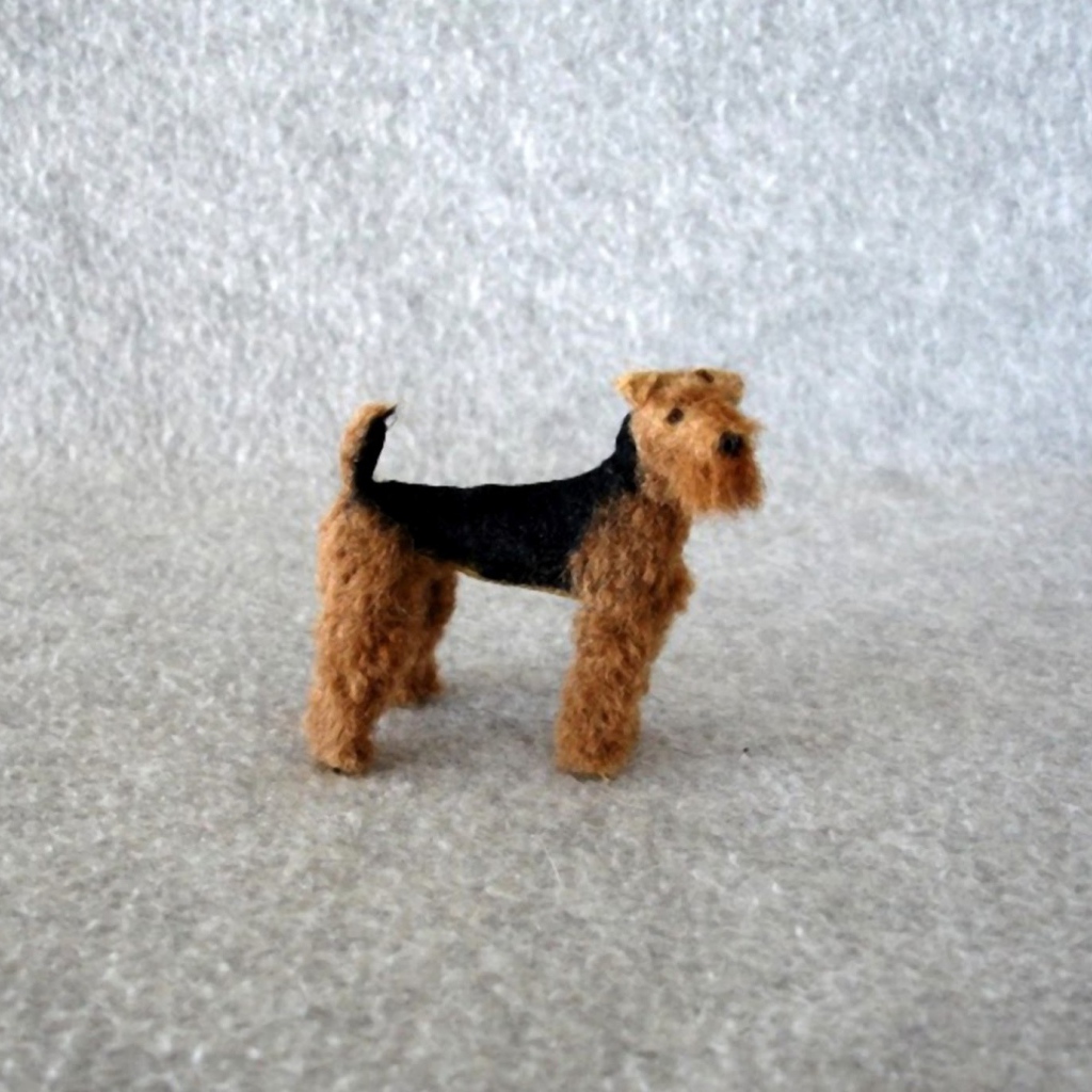 Маленький эрдельтерьер на снегу