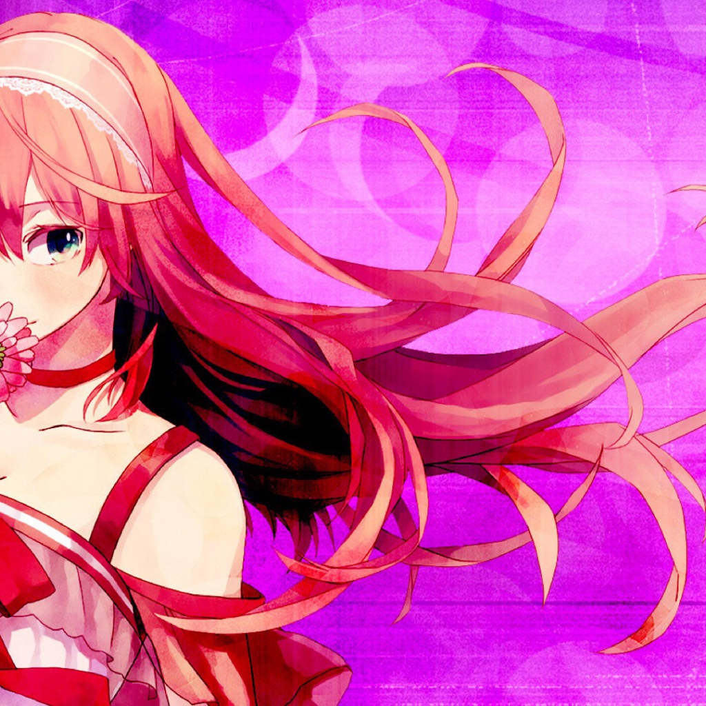 Девочка нюхает цветок