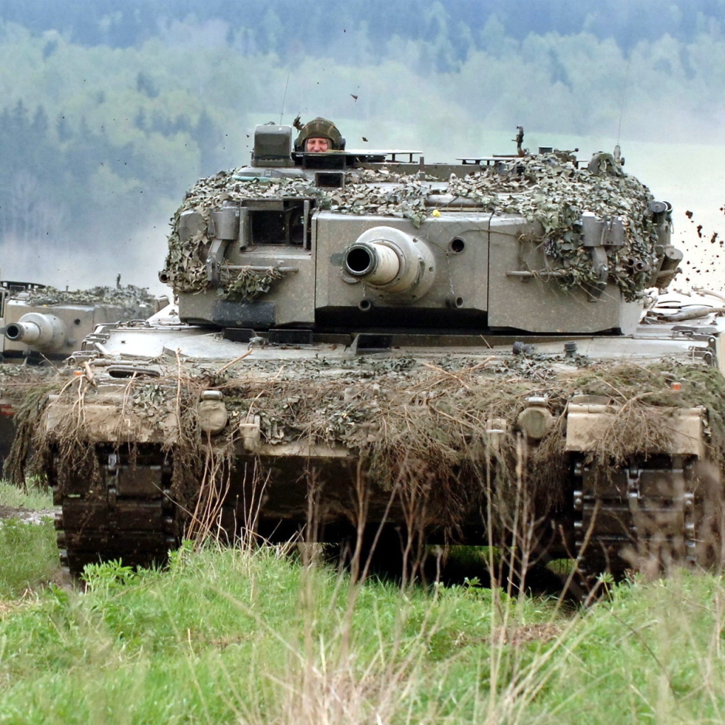 Бронемашина едет по полю