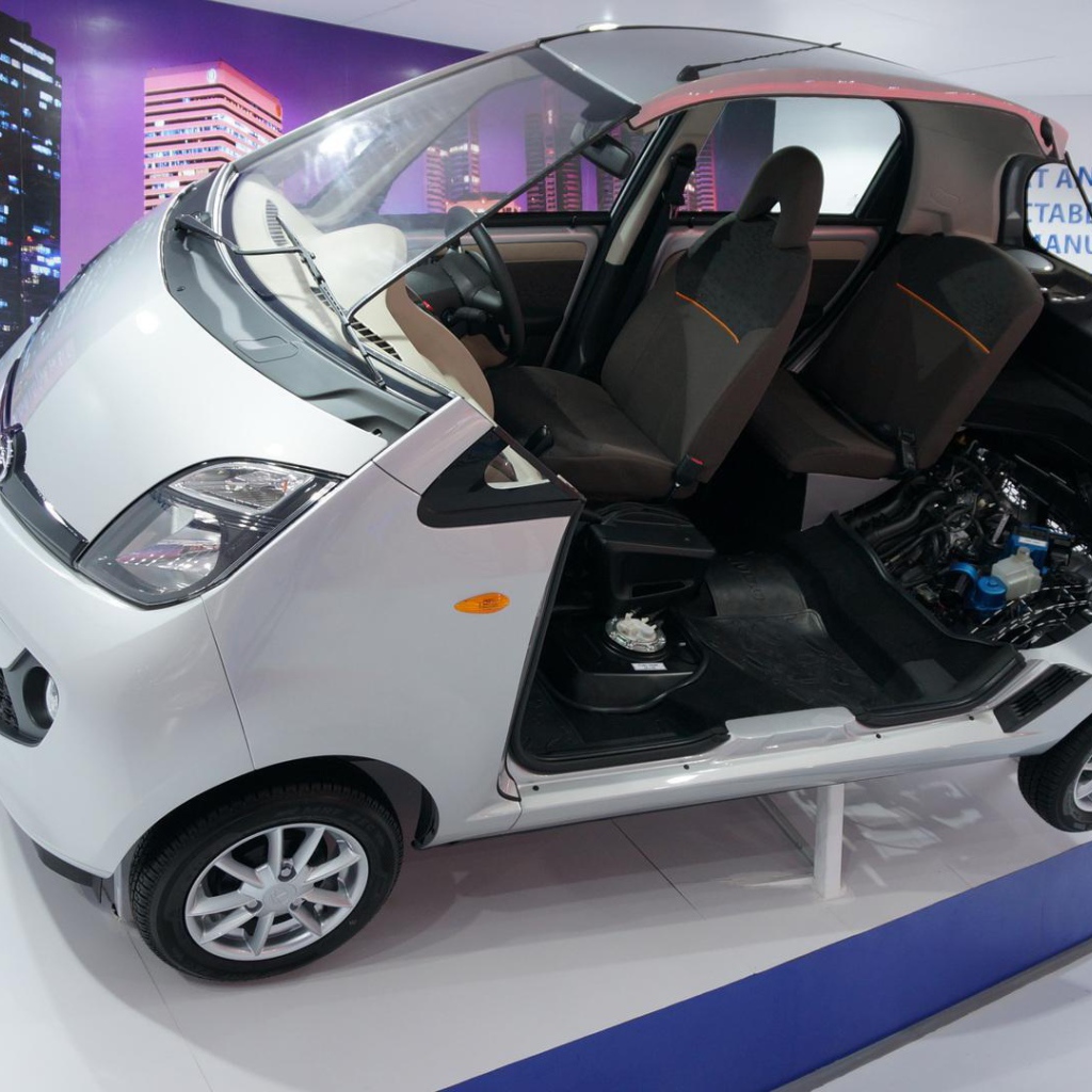 Автомобиль Tata Nano 2014 на дороге 