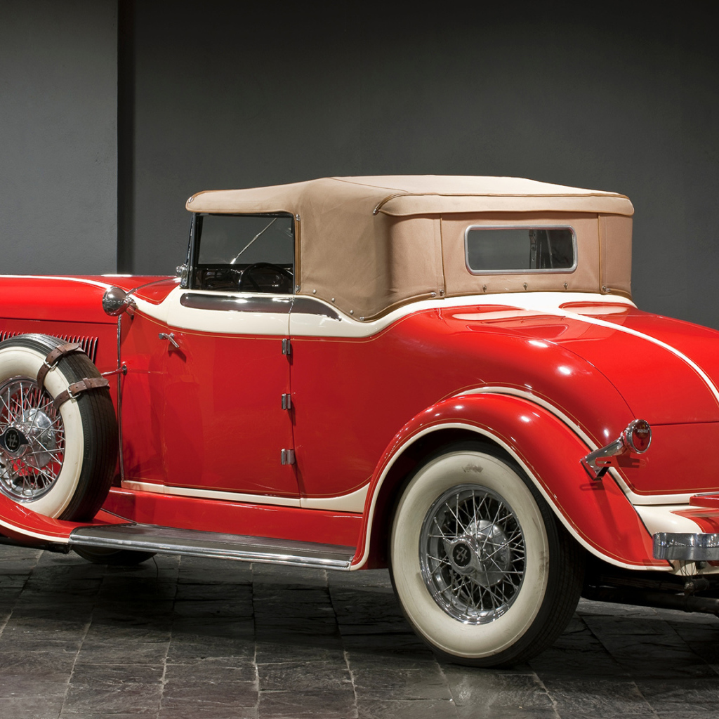 Старый красный автомобиль