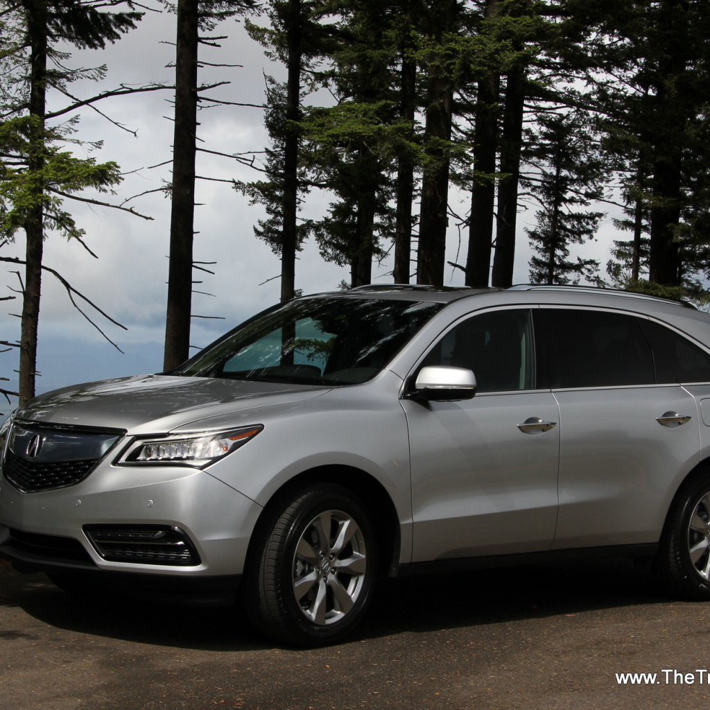 Автомобиль Acura RDX 2014 на дороге