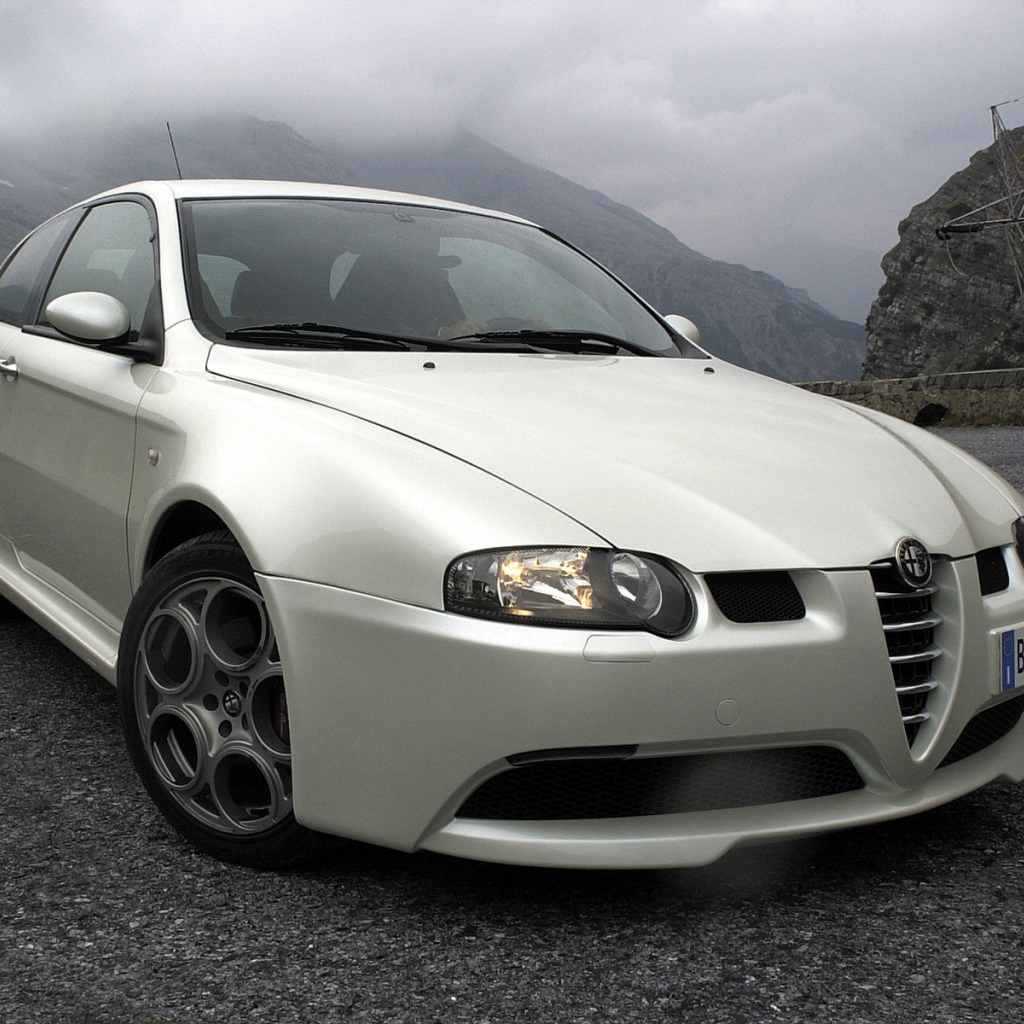 Автомобиль Alfa Romeo 147 на дороге