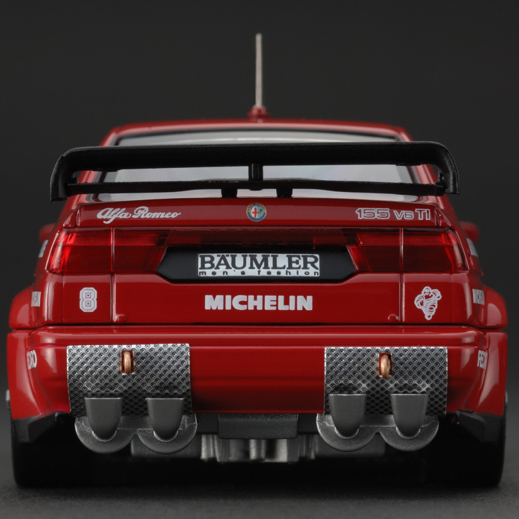 Автомобиль Alfa Romeo 155 на дороге